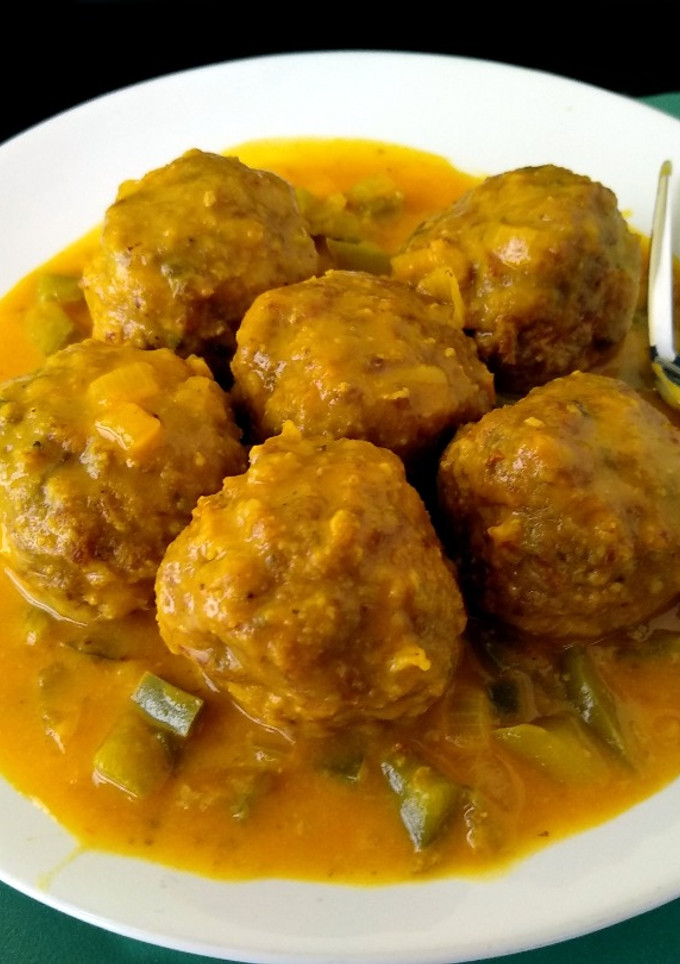 Una foto de Albóndigas con pimiento en salsa {receta de mi madre}