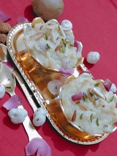 पोटैटो मखाना खीर (Potato makhana kheer recipe in hindi) रेसिपी मुख्य फोटो