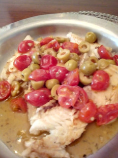 Una foto de Tilapia a la Parrilla con Salsa de Aceitunas y Tomate Cherry