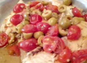 Una foto de Tilapia a la Parrilla con Salsa de Aceitunas y Tomate Cherry