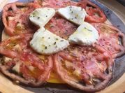 Una foto de carpacho de tomate
