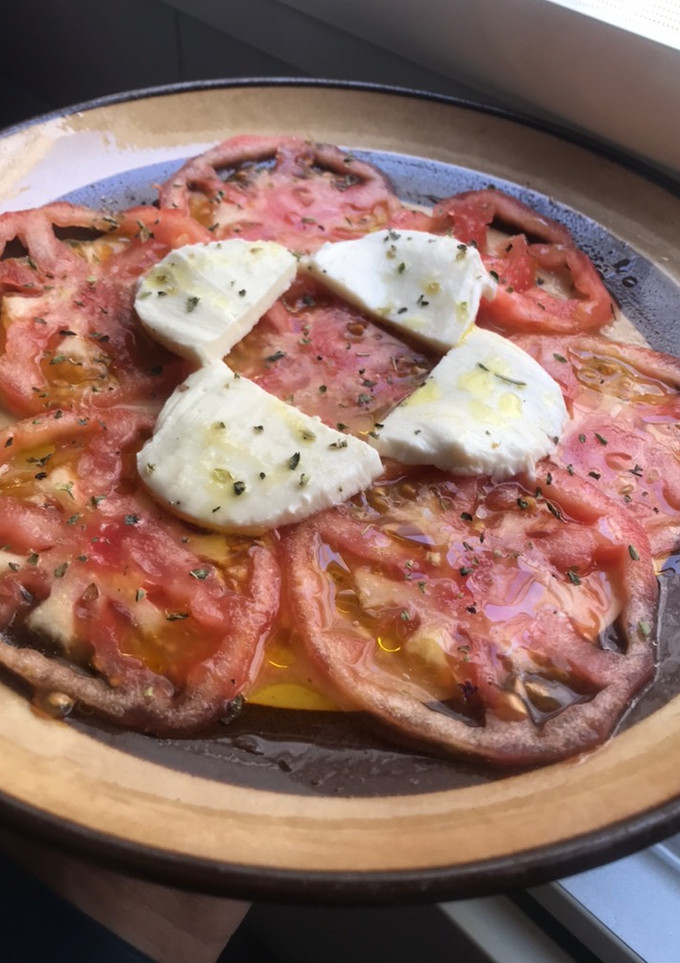 Una foto de Carpaccio de tomate, con mozzarella de búfala