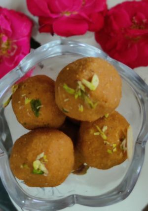 मूंग दाल लड्डू (Moong Dal Laddu recipe in Hindi) रेसिपी मुख्य फोटो