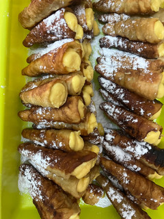 Una foto de Cañas fritas rellenas de crema pastelera