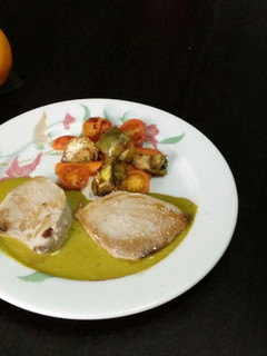 Una foto de Atún a la plancha sobre crema de ortiguillas