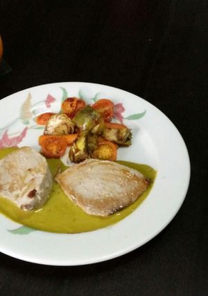 Una foto de Atún a la plancha sobre crema de ortiguillas