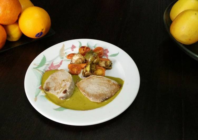 Atún a la plancha sobre crema de ortiguillas