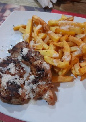 O poză a rețetei Ceafă de porc cu cartofi prăjiți și mujdei.