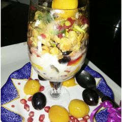 A picture of Cornflakes and fruits smoothie.