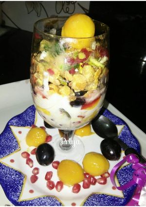A picture of Cornflakes and fruits smoothie.