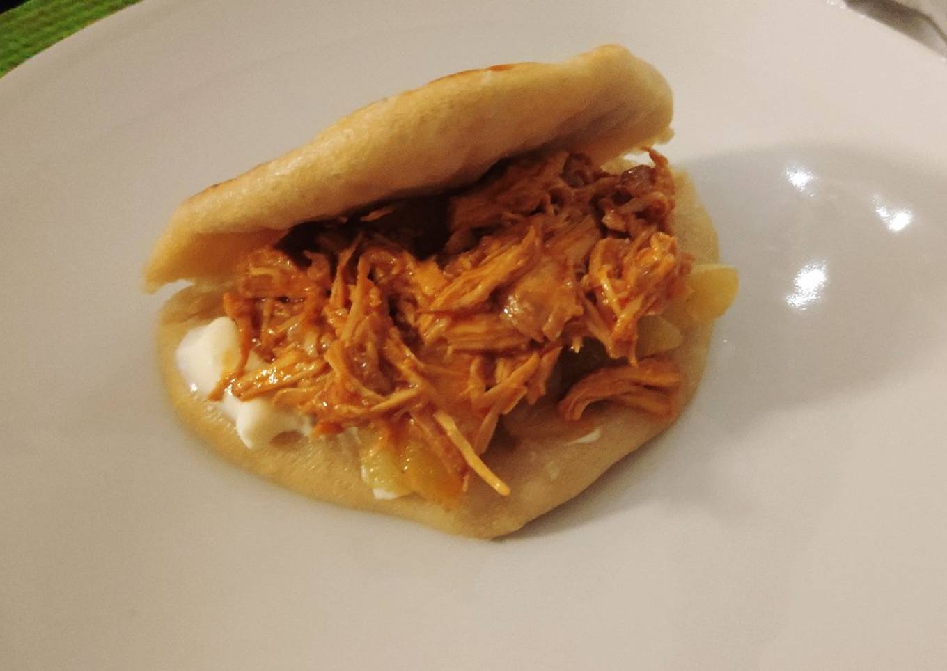 Pollo desmechado en pan bao