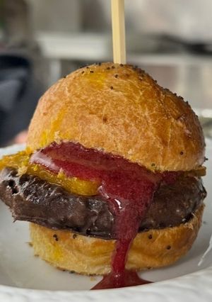 Una foto de Burger Dulce de Chocolate y Frutos Rojos