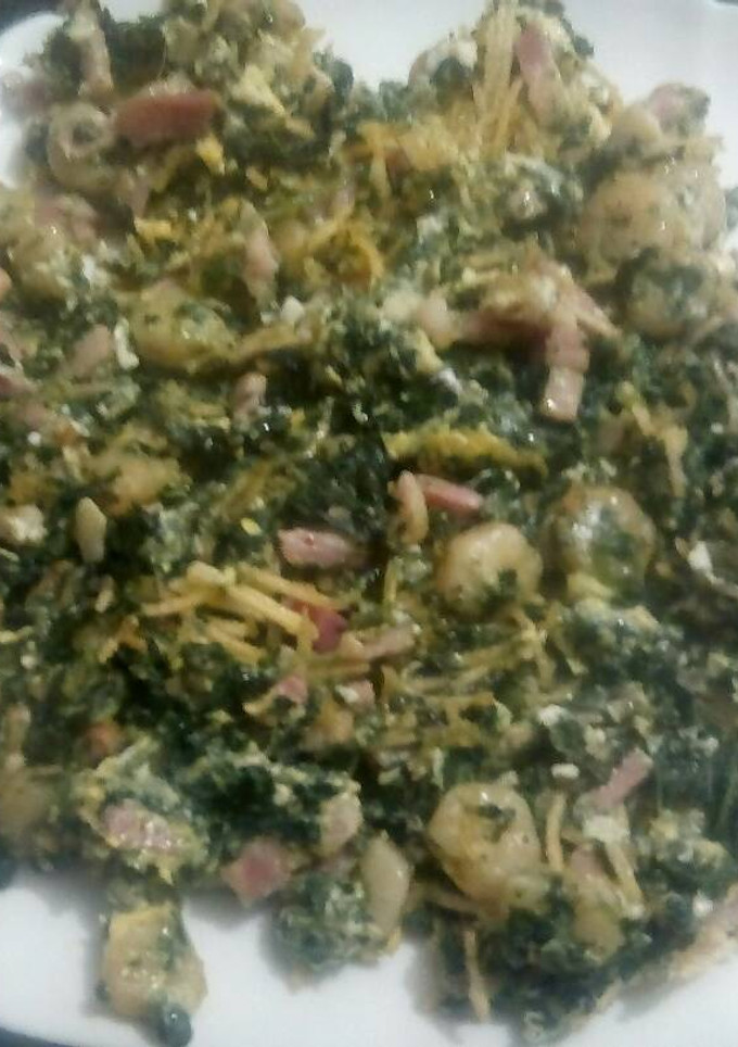 Una foto de Revuelto de espinaca con gambas beicon y patatas pajitas
