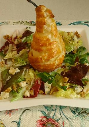 Foto principal de Pera en hojaldre con roquefort y nueces