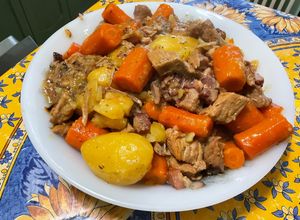 Une photo de Mijoté de veau façon blanquette au lard, pommes de terre et carottes
