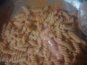 Una foto de pastas en salsa roja