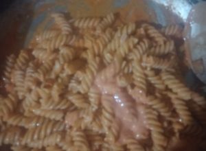 Una foto de Pasta de tornillo en salsa roja 🇲🇽❤