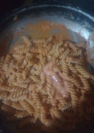 Una foto de Pasta de tornillo en salsa roja 🇲🇽❤