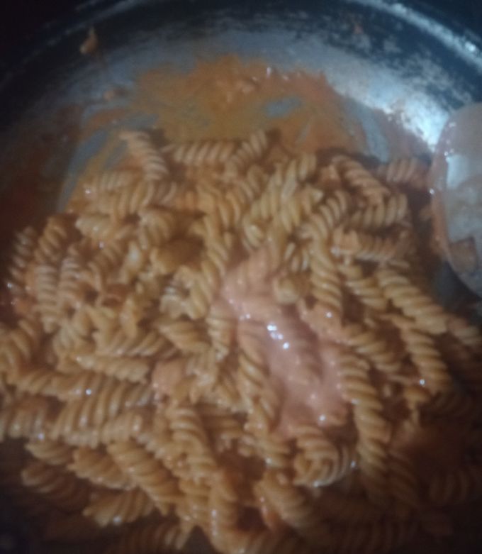 Una foto de Pasta de tornillo en salsa roja 🇲🇽❤