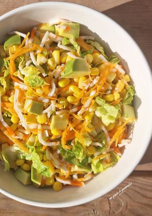 Une photo de Salade avocat carotte surimi