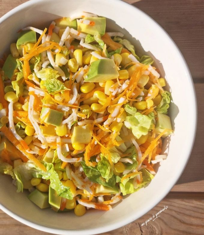 Une photo de Salade avocat carotte surimi