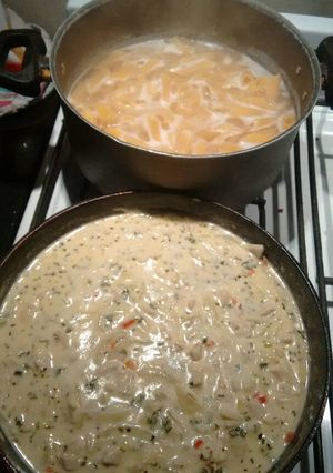 Una foto de Fideos con crema de verdeo y pollo 😉