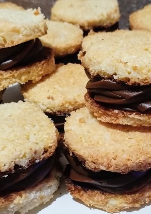 Una foto de Alfajores de Coco y Dulce de Leche