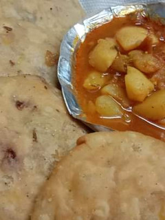 प्याज की कचौड़ी और आलू की सब्जी (pyaz ki kachodi aur aloo ki sabzi recipe in Hindi) रेसिपी मुख्य फोटो