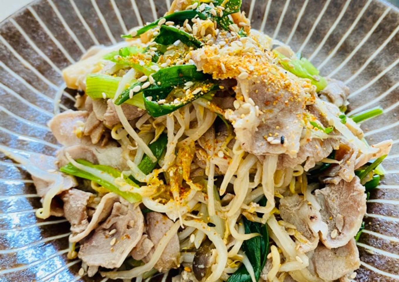 Easy Layered steam pork with beansprouts and mushrooms