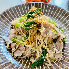 A picture of Easy Layered steam pork with beansprouts and mushrooms.