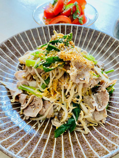 A picture of Easy Layered steam pork with beansprouts and mushrooms.