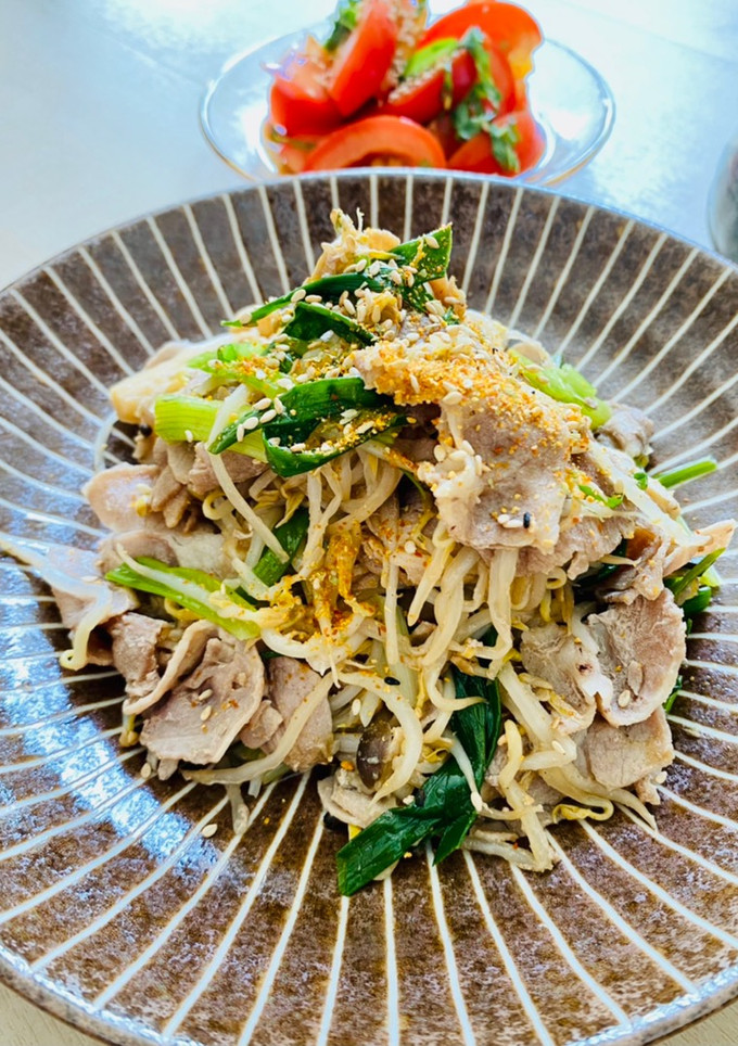 A picture of Easy Layered steam pork with beansprouts and mushrooms.