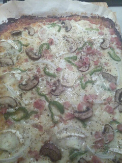 Una foto de Pizza con masa de coliflor (sin harina)