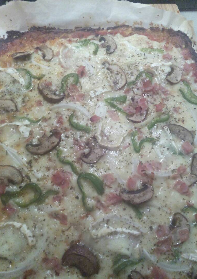 Una foto de Pizza con masa de coliflor (sin harina)