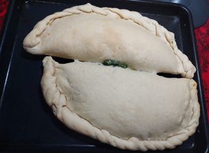 Una foto de Calzone de jamón y muzzarella y otro de espinaca con salsa blanc