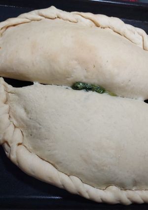 Una foto de Calzone de jamón y muzzarella y otro de espinaca con salsa blanc