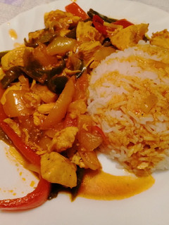 Una foto de Pechugas de pollo con pimientos y arroz basmati