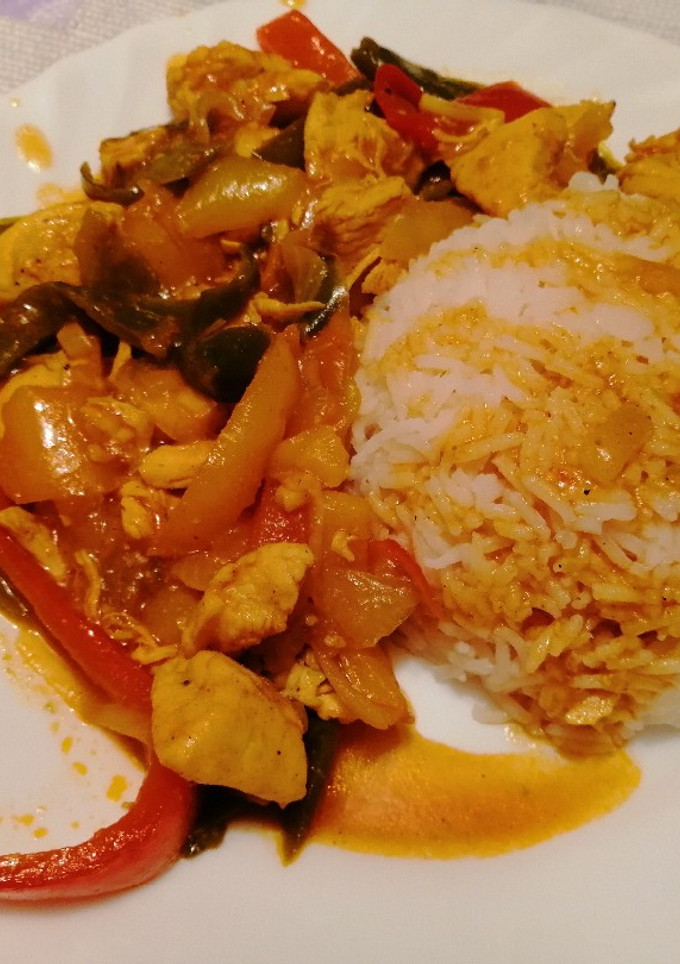 Una foto de Pechugas de pollo con pimientos y arroz basmati