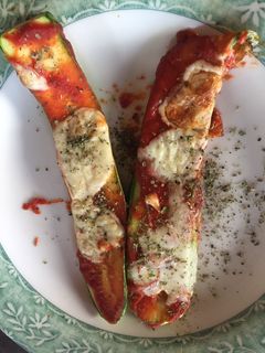 Una foto de Zucchinis a la pizza