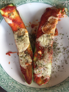 Una foto de Zucchinis a la pizza