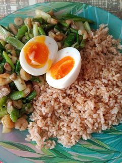 Una foto de Salteado de verduras con arroz y huevo