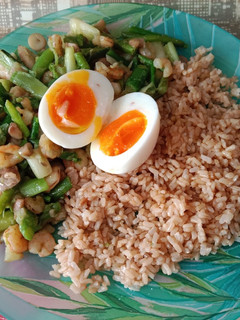 Una foto de Salteado de verduras con arroz y huevo
