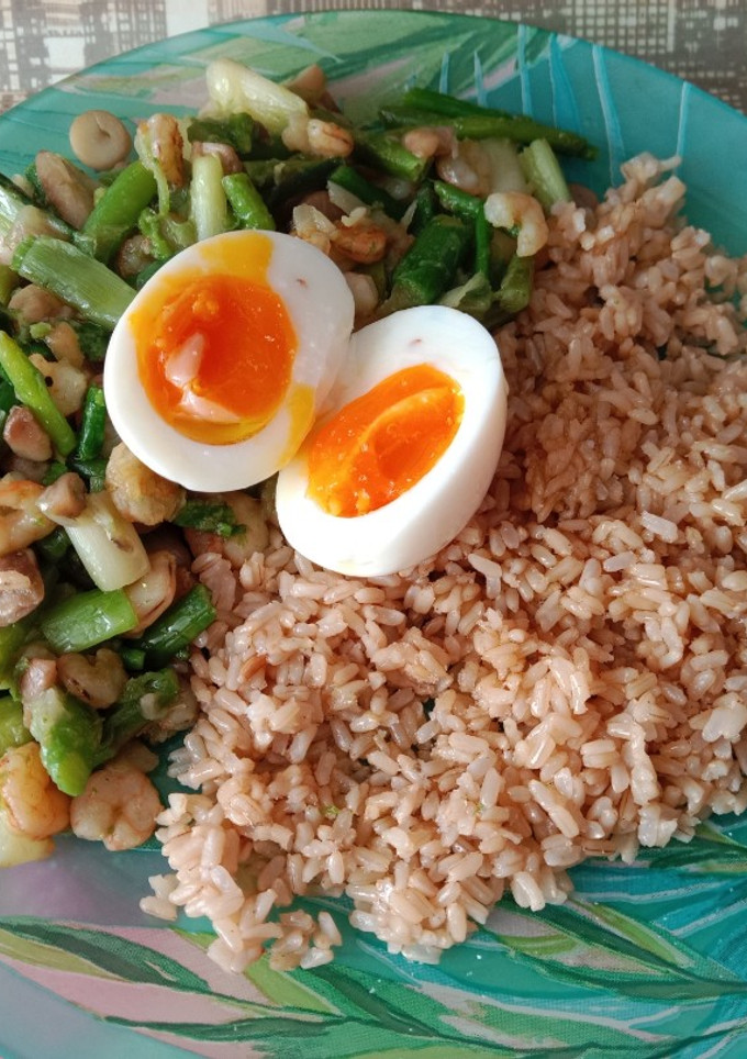 Una foto de Salteado de verduras con arroz y huevo