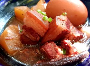 รูปของ หมูแดงตุ๋นจีนแคระ Red Rice Yeast Braised Pork Belly