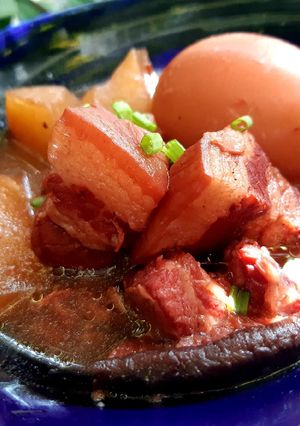 รูปของ หมูแดงตุ๋นจีนแคระ Red Rice Yeast Braised Pork Belly