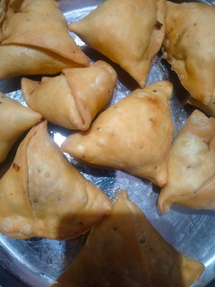समोसे (Samose recipe in hindi) रेसिपी मुख्य फोटो