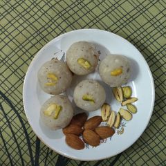 A picture of Coconut ladoo.