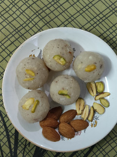 A picture of Coconut ladoo.