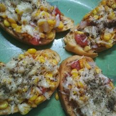 A picture of Cheesy corn garlic bread pizza.