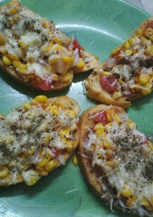 A picture of Cheesy corn garlic bread pizza.